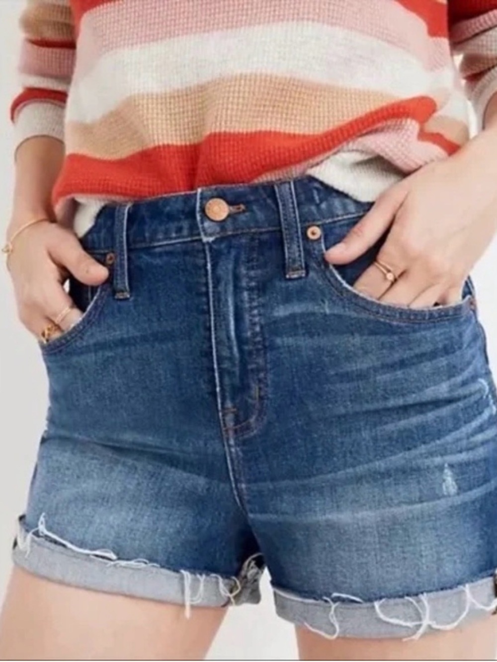 Madewell women’s high-rise denim shorts in medium blue  wash. Size 29.